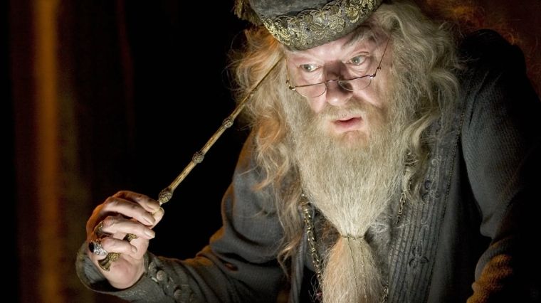 Albus Dumbledore tenant la Baguette de Sureau dans Harry Potter