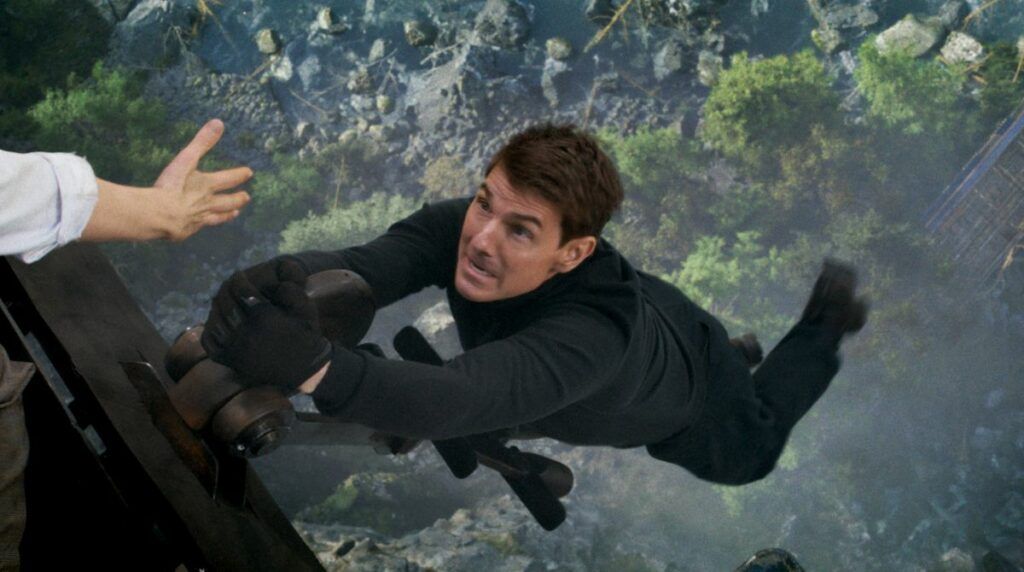 Tom Cruise pendu dans le vide dans Mission Impossible : Dead Reckoning, Partie 1