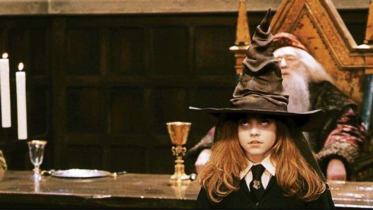 hermione granger pendant la répartition avec le choixpeau magique dans harry potter à l'école des sorciers