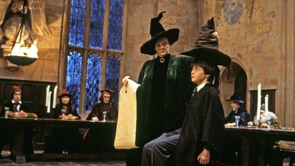 harry potter avec le choixpeau magique et mcgonagall dans harry potter à l'école des sorciers