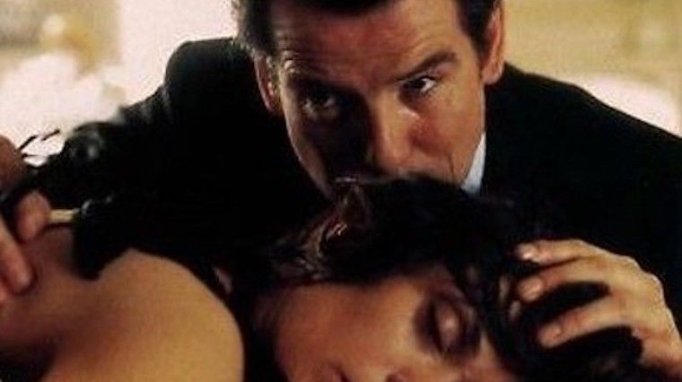 James Bond Teri hatcher et Pierce Brosnan dans le rôle de paris et James bond