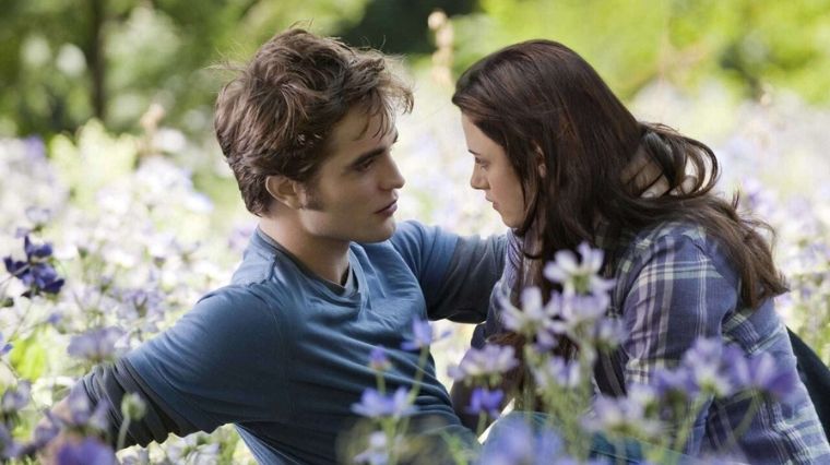 Bella et Edward dans la prairie dans Twilight 3 Hésitation