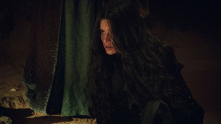 Yennefer (Anya Chalotra) dans la série the Witcher sur Netflix