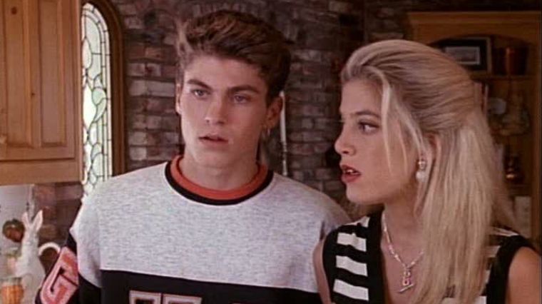 Donna (Tori Spelling) et David (Brian Austin Green) dans Beverly Hills 90210.