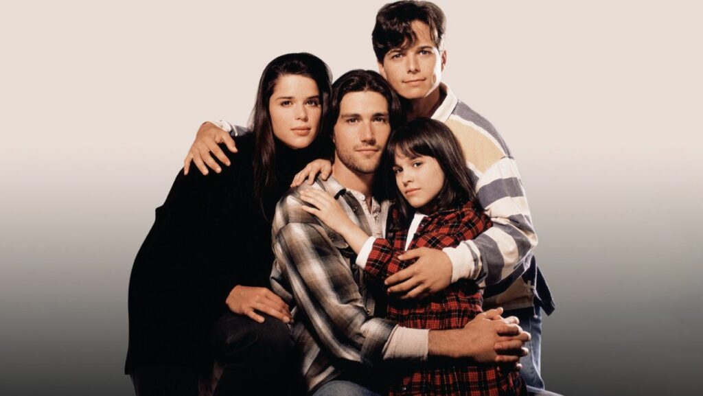 Matthew Fox, Lacey Chabert, Neve Campbell et Scott Wolf dans la série La Vie à Cinq.