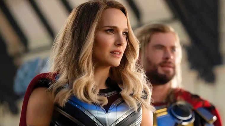 Natalie Portman et Chris Hemsworth dans Thor : Love And Thunder.