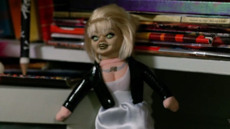 La poupée Tiffany du film La Fiancée de Chucky dans la chambre d'ado de Paige dans Charmed.