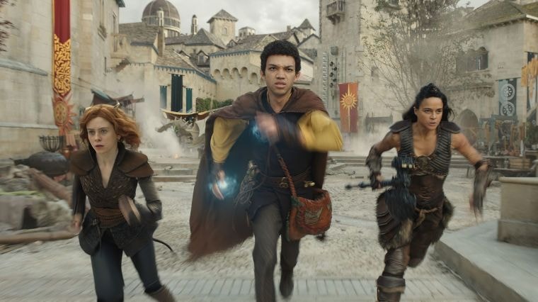 Doric (Sophia Lillis), Simon (Justice Smith) et Holga (Michelle Rodriguez) dans le film Donjons et Dragons