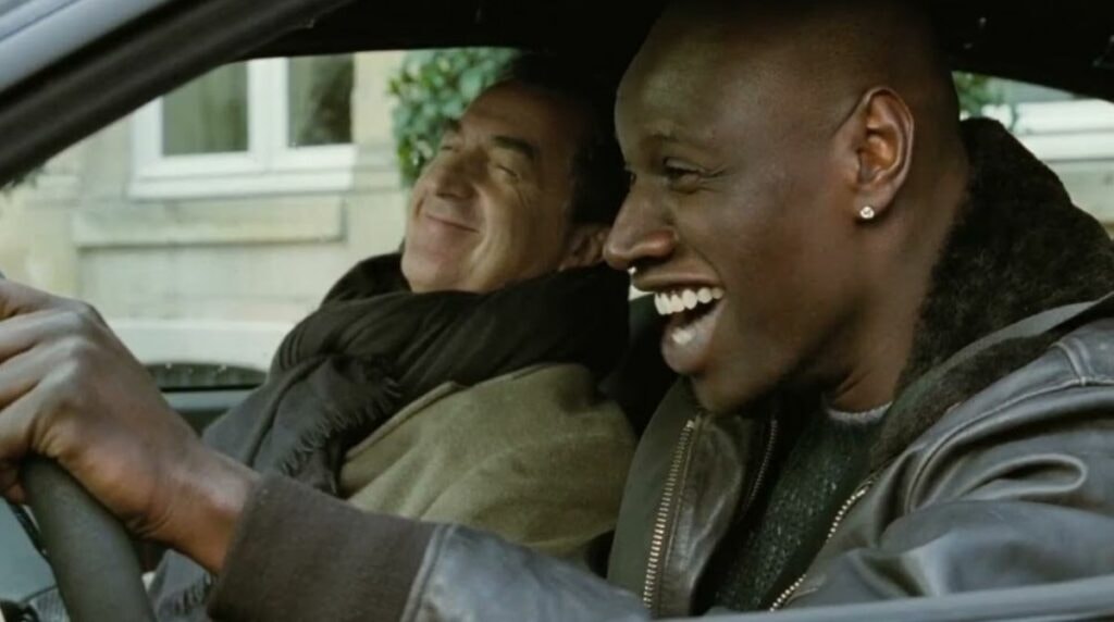 Driss (Omar Sy) et Philippe (François Cluzet) à bord de la Maserati