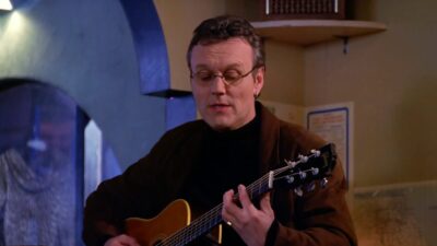 Buffy Contre les Vampires : Giles chante-t-il vraiment dans l'épisode 18 de la saison 4 ?