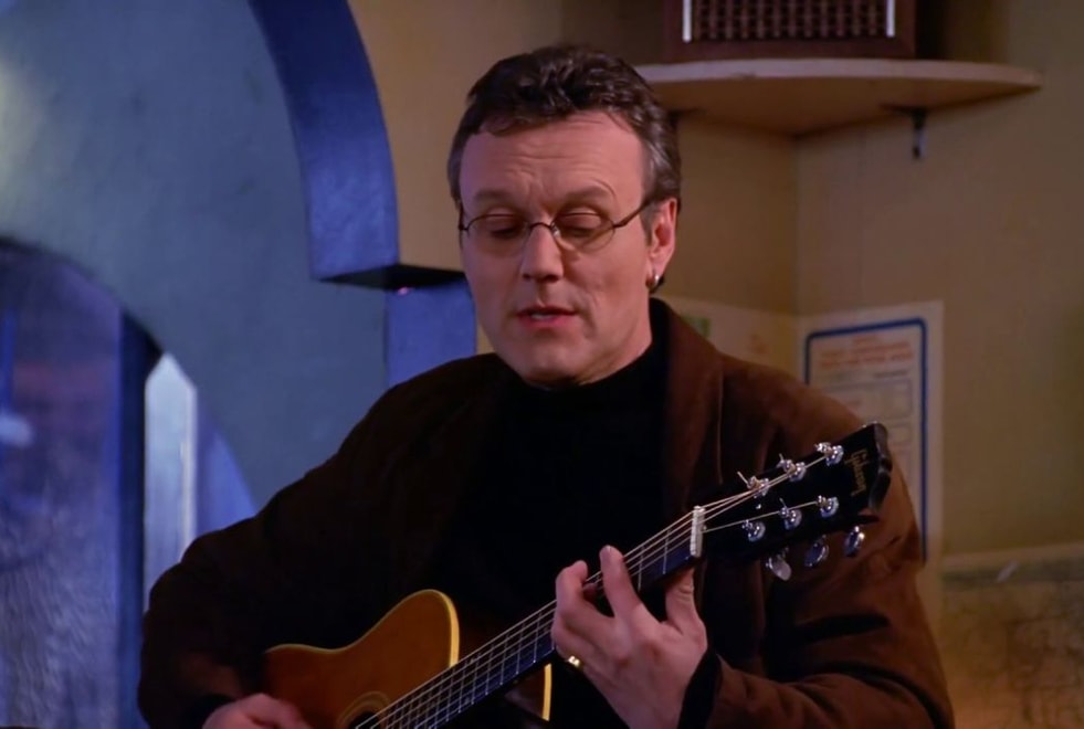 Buffy Contre les Vampires : Giles chante-t-il vraiment dans l’épisode 18 de la saison 4 ?