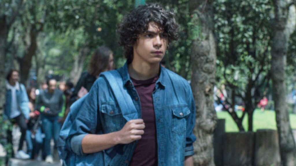 Iñaki Godoy dans la série Qui a tué Sara sur Netflix