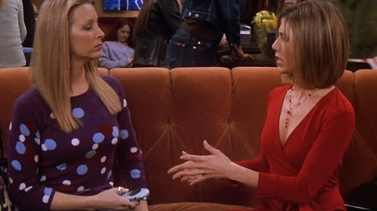 friends et Rachel assises sur le canapé du central perk, saison 7