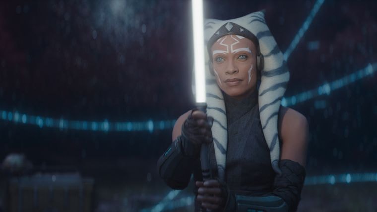 ahsoka (rosario dawson) dans la nouvelle série éponyme de disney +