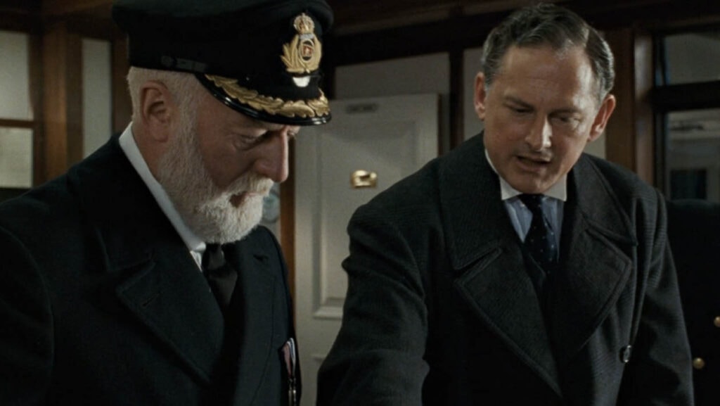 Thomas Andrews et Capitaine Smith dans Titanic