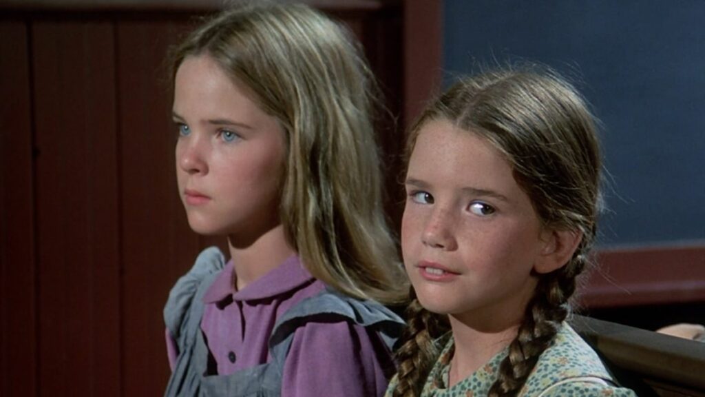 Mary et Laura Ingalls dans La Petite Maison dans la Prairie.