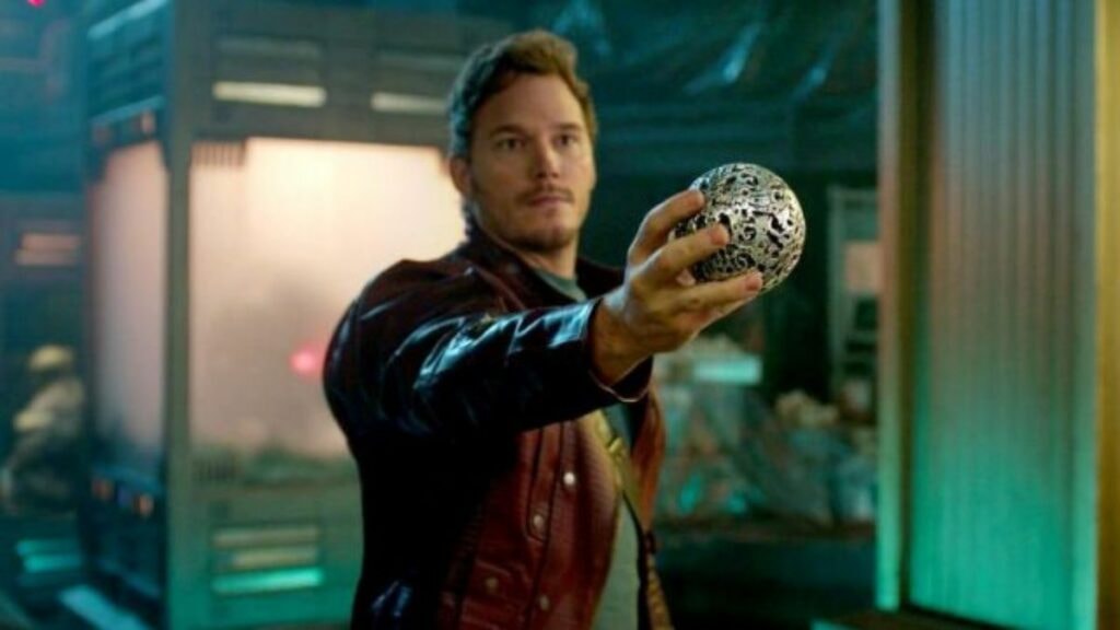 l'orbe dans les mains de peter quill dans le premier film les gardiens de la galaxie