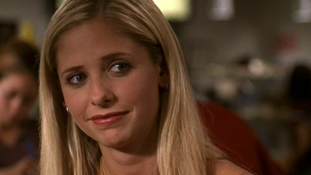 Sarah Michelle Gellar joue Buffy Summers dans la série Buffy contre les vampires.