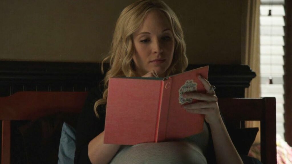 Caroline (Candice King) enceinte dans The Vampire Diaries.