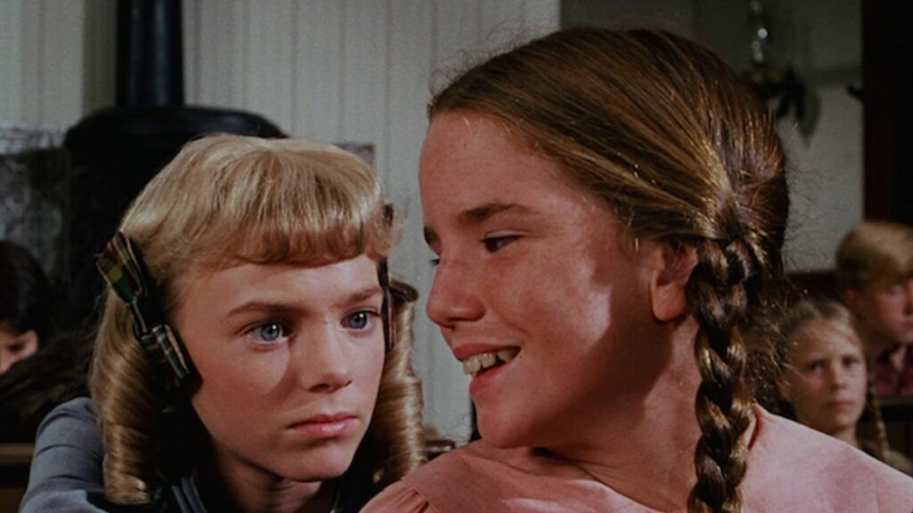 Laura Ingalls et Nellie Oleson dans La Petite Maison dans la Prairie.