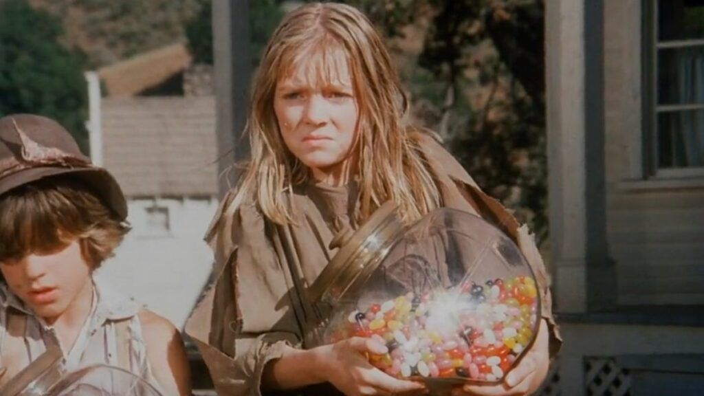 Alison Arngrim joue Nellie Oleson pauvre, lors d'un rêve de Laura Ingalls, dans La Petite Maison dans la Prairie.