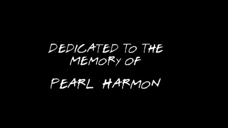 L'épisode 7 de la saison 8 de Friends rend hommage à Pearl Harmon.