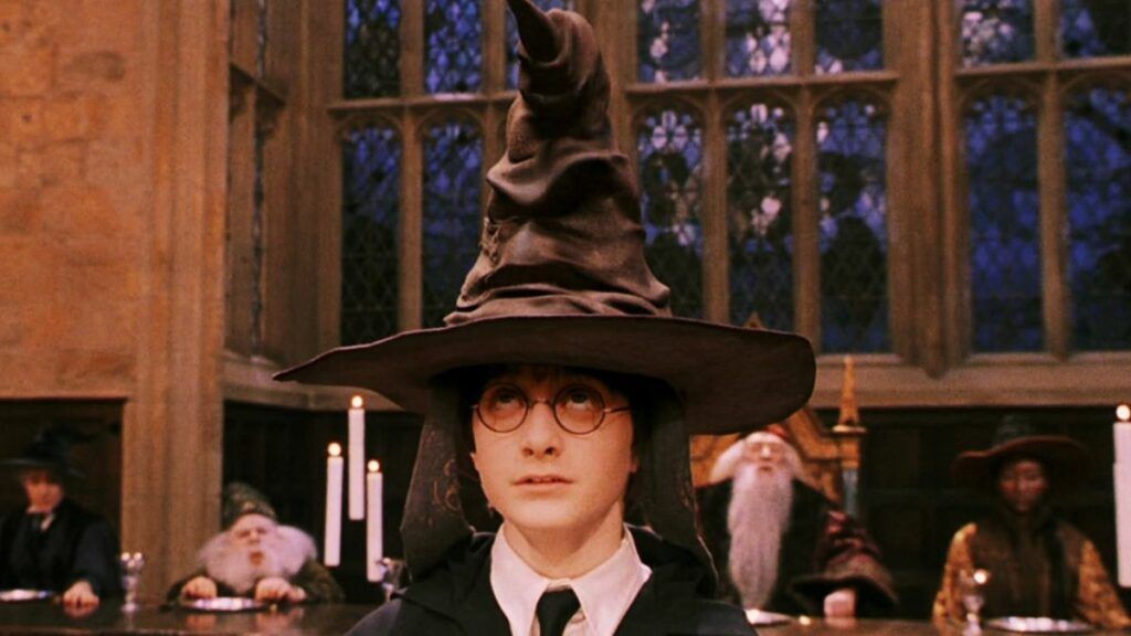 Harry avec le choixpeau dans Harry Potter à l'école des sorcier