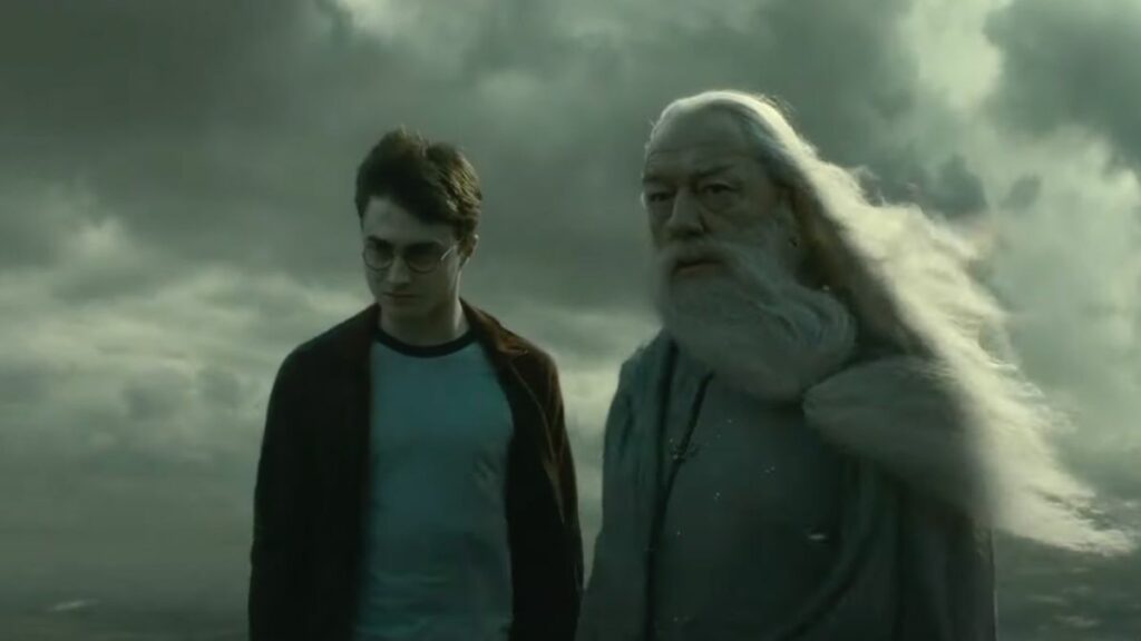 Harry Potter et Dumbledore près de la grotte dans Le Prince de Sang-mêlé