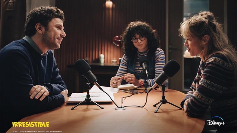 Adele et Arthur en plein enregistrement d'un podcast dans Irrésistible