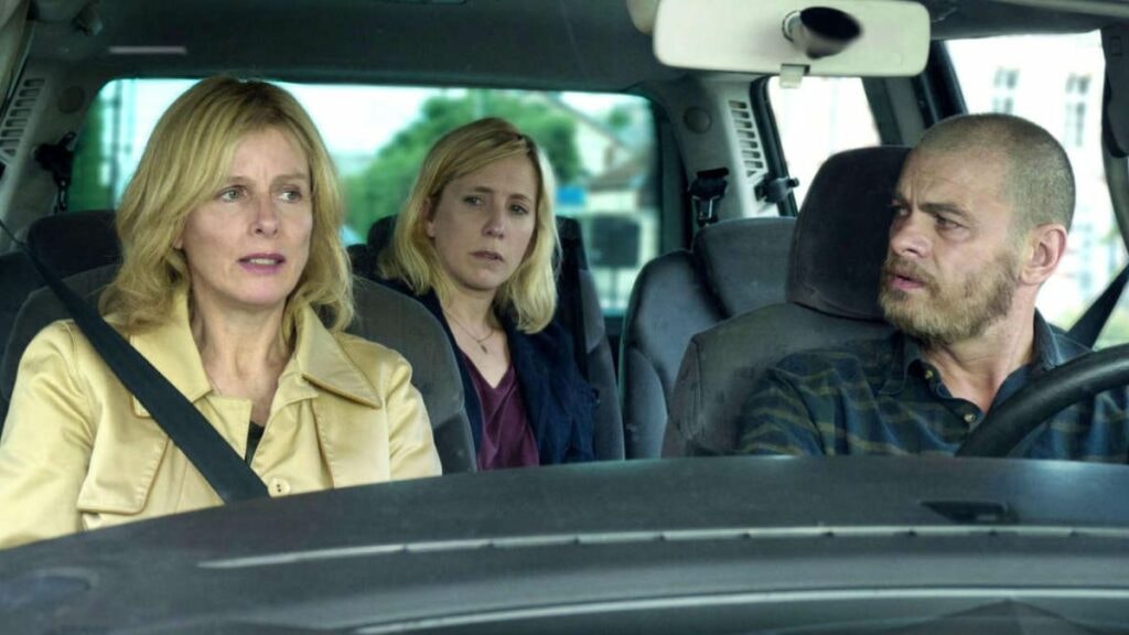 Karin Viard, Andréa Bescond et Clovis Cornillac dans le film français Les Chatouilles d'Andréa Bescond et Eric Métayer