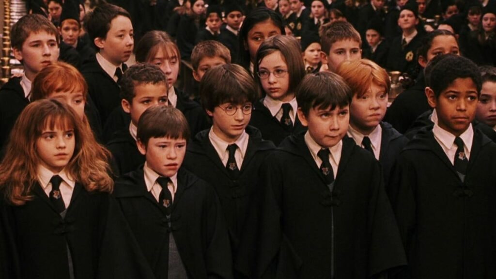 Les élèves de Poudlard dans la grande salle dans Harry Potter à l'école des sorcier