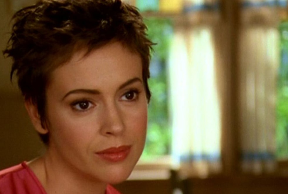 Charmed : pourquoi Phoebe (Alyssa Milano) a-t-elle les cheveux courts dans la saison 6 ?