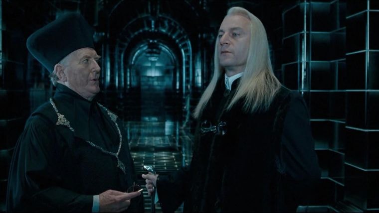 cornelius fudge et lucius malefoy qui complotent dans la saga harry potter