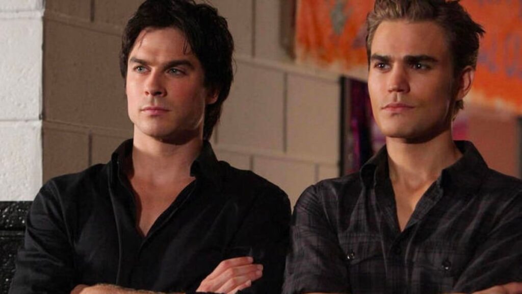 Damon et Stefan dans un couloir