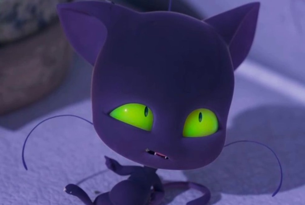 Miraculous : à quoi ressemble l’acteur qui fait la voix de Plagg, le kwami de Chat Noir ?