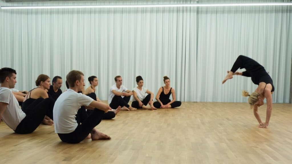 Andréa Bescond et les danseurs dans le film français Les Chatouilles 