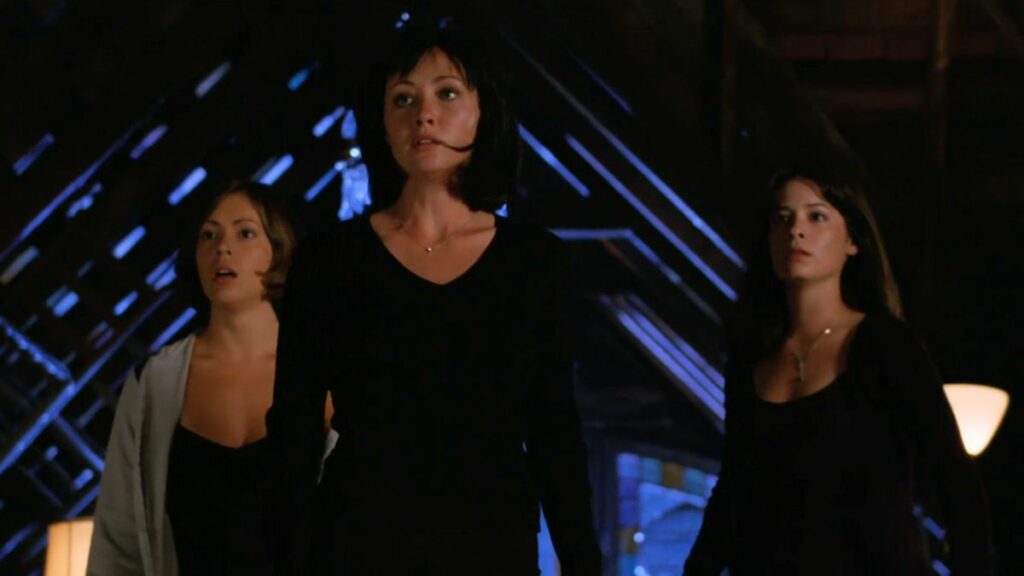 Prue, Piper et Phoebe Halliwell dans le premier épisode de Charmed.