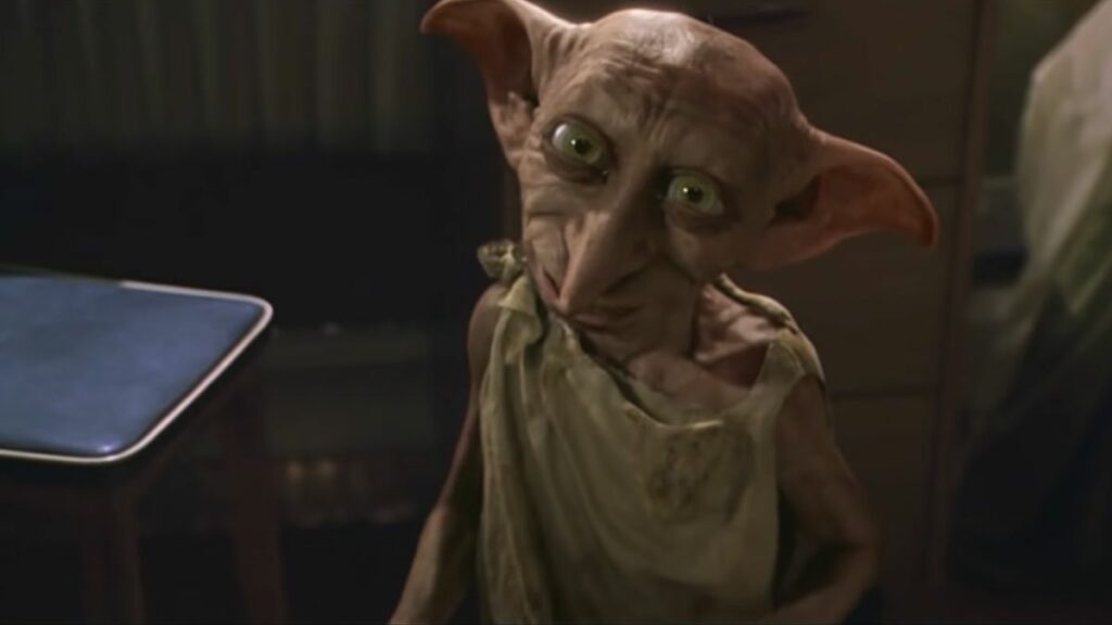 Dobby est dans la chambre de Harry au début du film La Chambre des Secrets