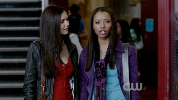 elena-gilbert-et-bonnie-bennett-s1e1-the-vampire-diaries