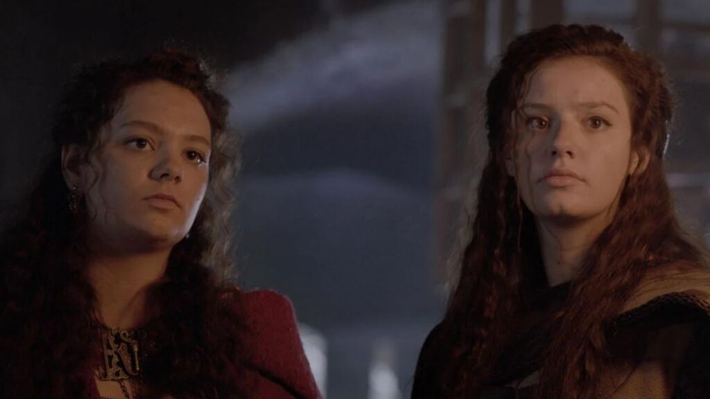 Ariane et Jeanne Astier jouent Mehben et Mehgan dans Kaamelott Premier Volet.