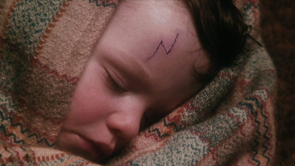 Harry Potter bébé qui dort premier film à l'école des sorciers
