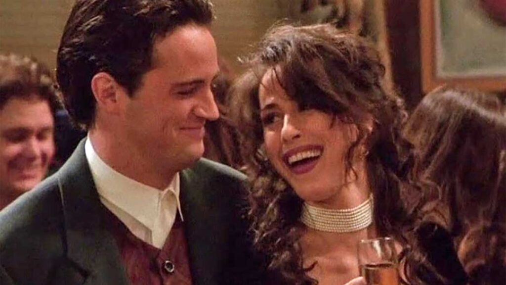 matthew-perry-et-maggie-wheeler-incarnent-chandler-et-janice-dans-friends