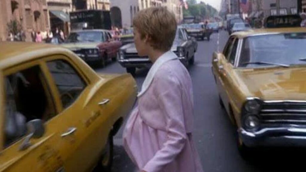 Mia Farrow marche au coeur de la circulation new-yorkaise dans Rosemary's Baby
