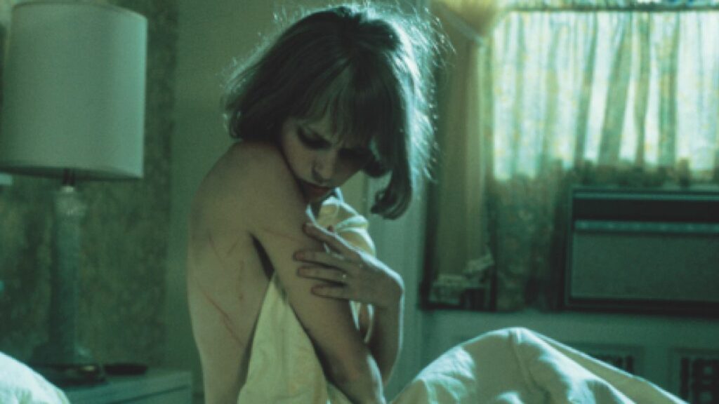 Mia Farrow dans le lit dans le film Rosemary's Baby