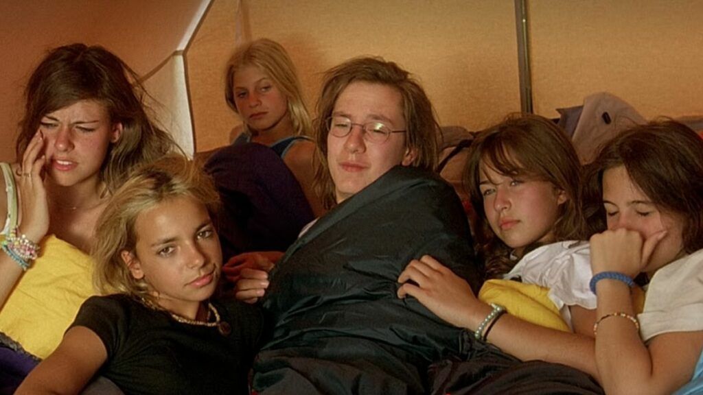 Guillaume et les filles dans la tente dans Nos Jours Heureux.