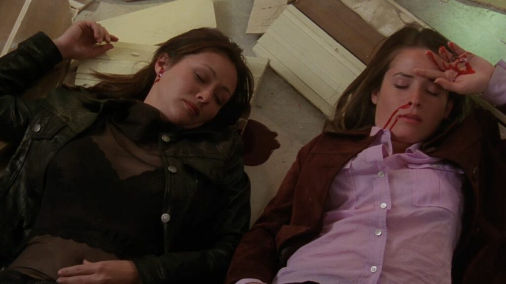 Prue et Piper Halliwell laissées pour mortes à la fin de la saison 3 de Charmed.