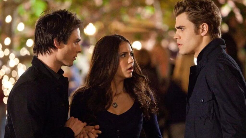 Damon, Elena et Stefan dans The Vampire Diaries.