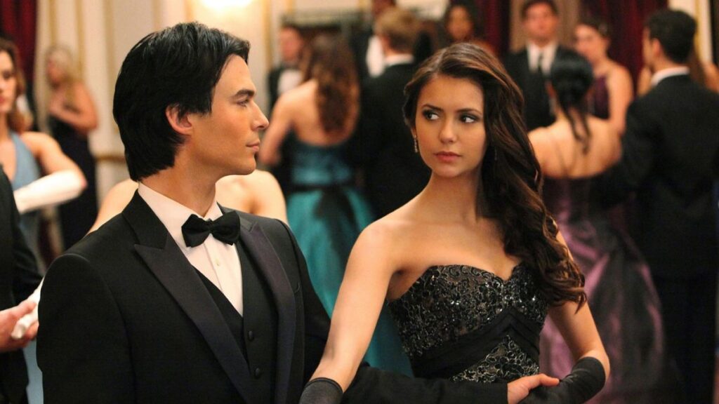 Damon Salvatore et Elena Gilbert dans The Vampire Diaries.