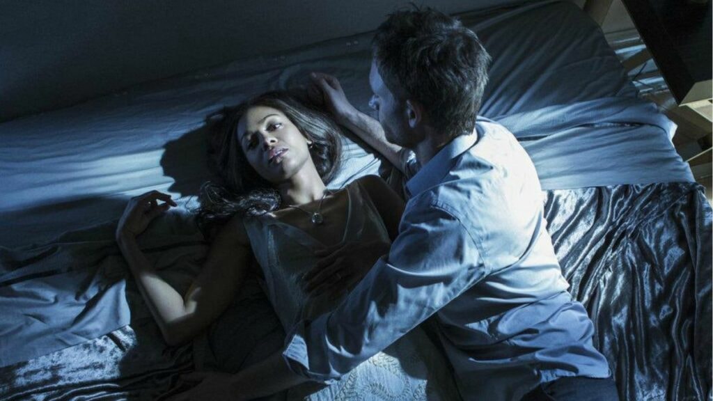 Zoe Saldana et Patrick J. Adams dans la série Rosemary's Baby