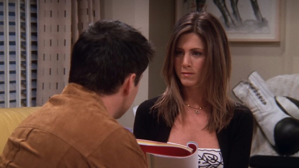Rachel aide Joey à répéter son texte dans Friends.